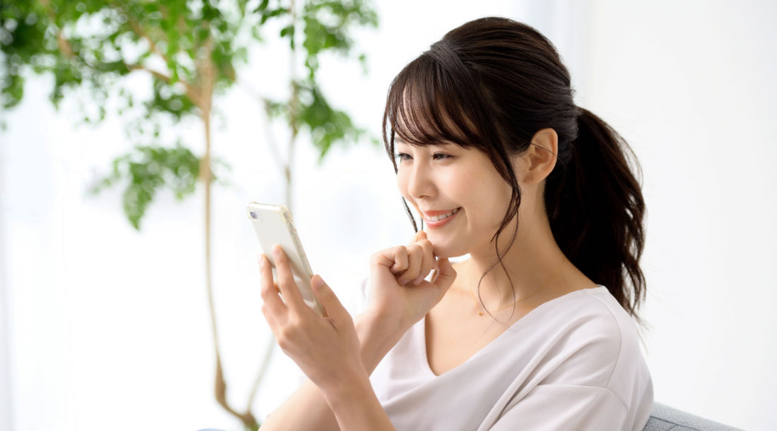 スマホでLineを使う女性